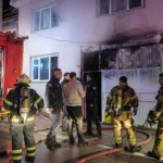 Yanan binadaki köpeği itfaiye ekipleri kurtardı