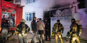 Yanan binadaki köpeği itfaiye ekipleri kurtardı