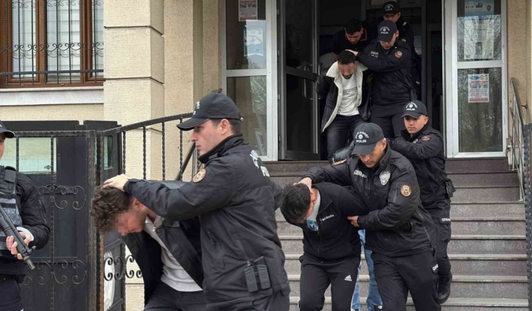 Bayram gecesini kana bulayıp iki kişiyi öldüresiye darp eden 19 şüpheli adliyede