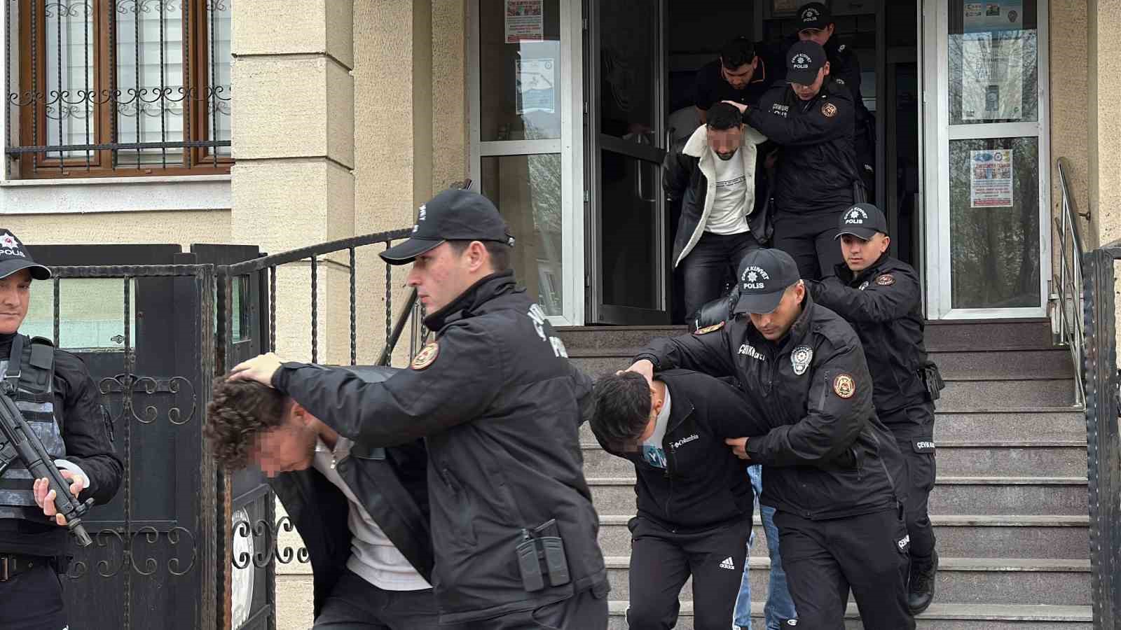 Bayram gecesini kana bulayıp iki kişiyi öldüresiye darp eden 19 şüpheli adliyede