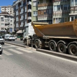 Maltepe’de hafriyat kamyonu yaya geçidindeki çifte çarptı