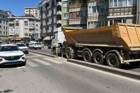 Maltepe’de hafriyat kamyonu yaya geçidindeki çifte çarptı