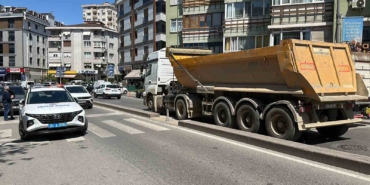 Maltepe’de hafriyat kamyonu yaya geçidindeki çifte çarptı