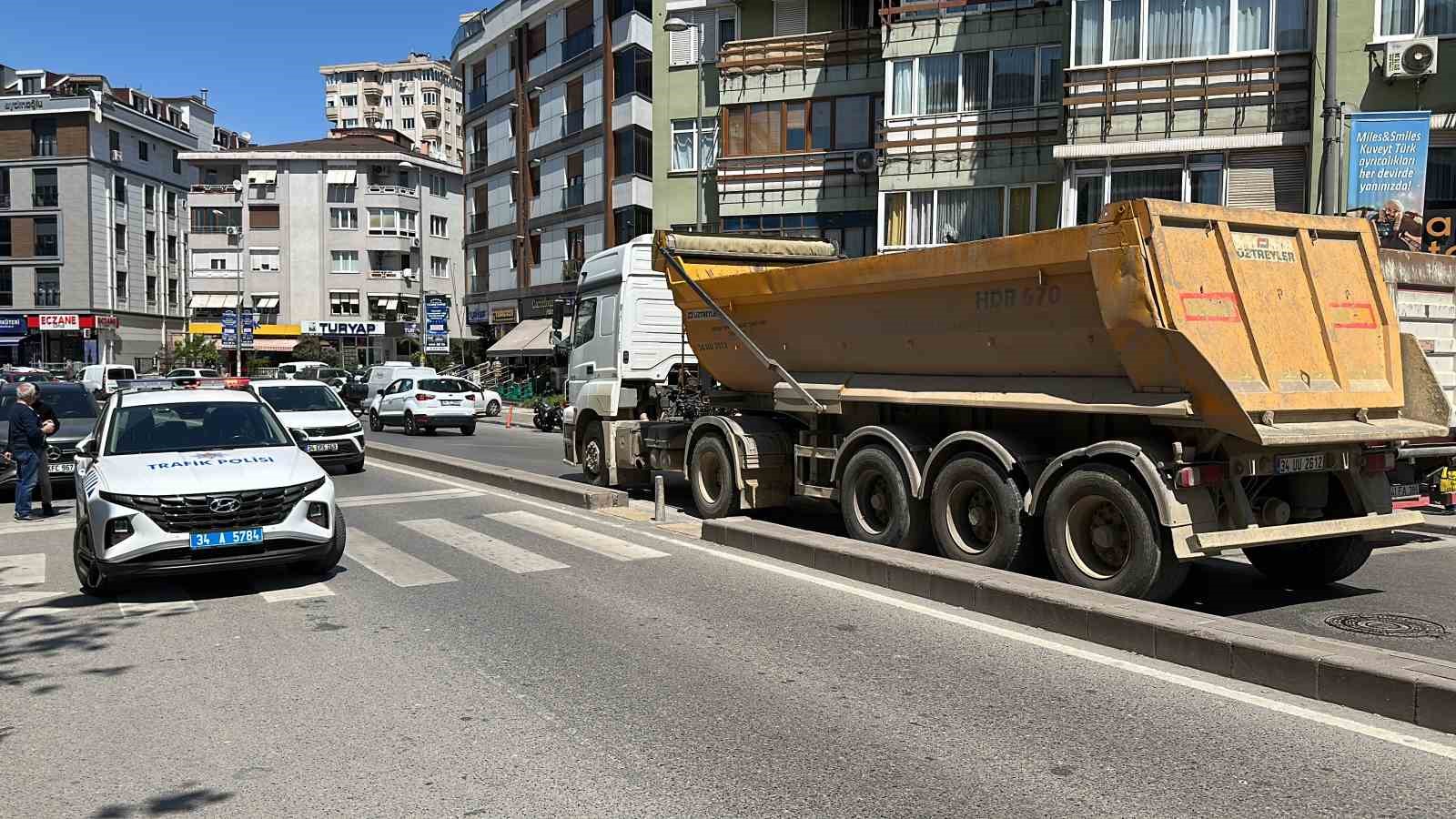 Maltepe’de hafriyat kamyonu yaya geçidindeki çifte çarptı