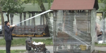 Soğuktan korunmak için bankların ve ağaçların etrafını streç ile kapladılar