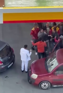 Küçükçekmece’de akaryakıt istasyonunda sıra kavgası kamerada