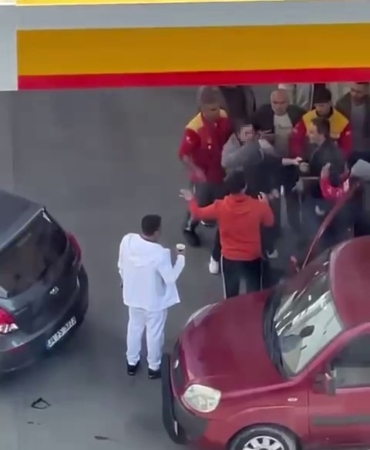 Küçükçekmece’de akaryakıt istasyonunda sıra kavgası kamerada