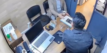 Depremde çayını alıp kaçan vatandaş kamerada