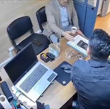 Depremde çayını alıp kaçan vatandaş kamerada