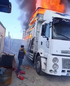 Ataşehir’de park halindeki kamyonun kasası alev alev yandı