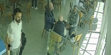 Tekirdağ’da deprem anında kafede dikkat çeken anlar: 3 ihtiyar depremi hissetmedi, kaçanları izledi