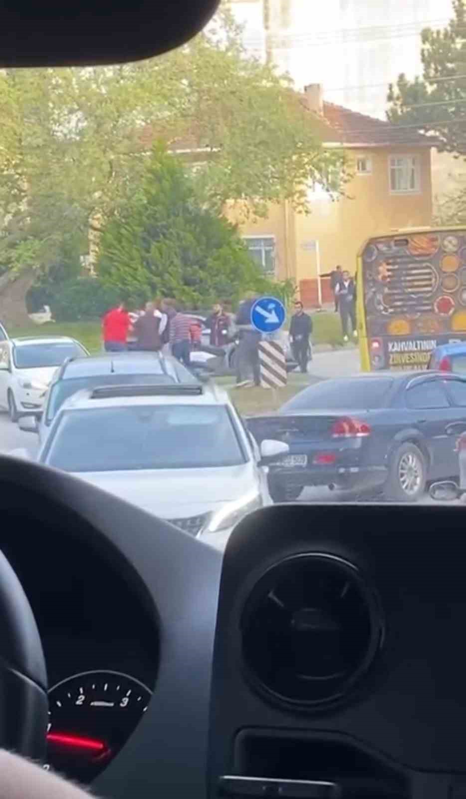 Sürücüler sokağı boks ringine çevirdi