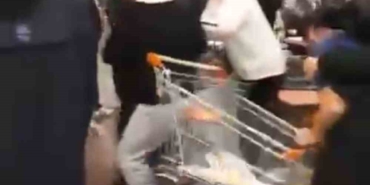 Alışveriş Merkezi’nde müşterilerle çalışanlar arasında kavga çıktı, ortalık karıştı