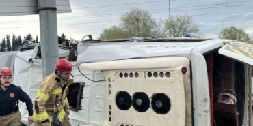 Bursa’da servis aracı bariyerlere çarptı: 6 yaralı