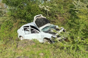 Kontrolden çıkan otomobil 120 metre sürüklendi, şarampole uçtu: 2 yaralı