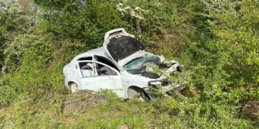 Kontrolden çıkan otomobil 120 metre sürüklendi, şarampole uçtu: 2 yaralı