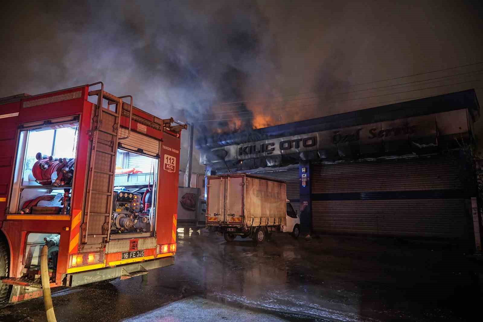 Oto tamir ve yedek parça dükkanı alevlere teslim oldu