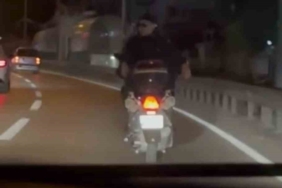 Motosiklete ters bindi, tehlikeli anlar kamerada