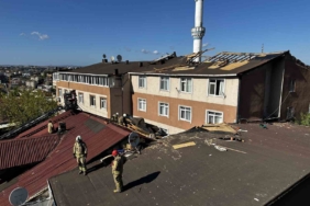 Kuvvetli rüzgarda uçan çatı iki binanın çatısına savruldu