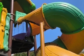 Çocuk parkındaki kaydırağı yakarak tahrip ettiler