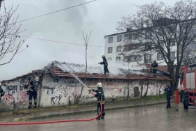 Tekirdağ’da metruk bina alev alev yandı
