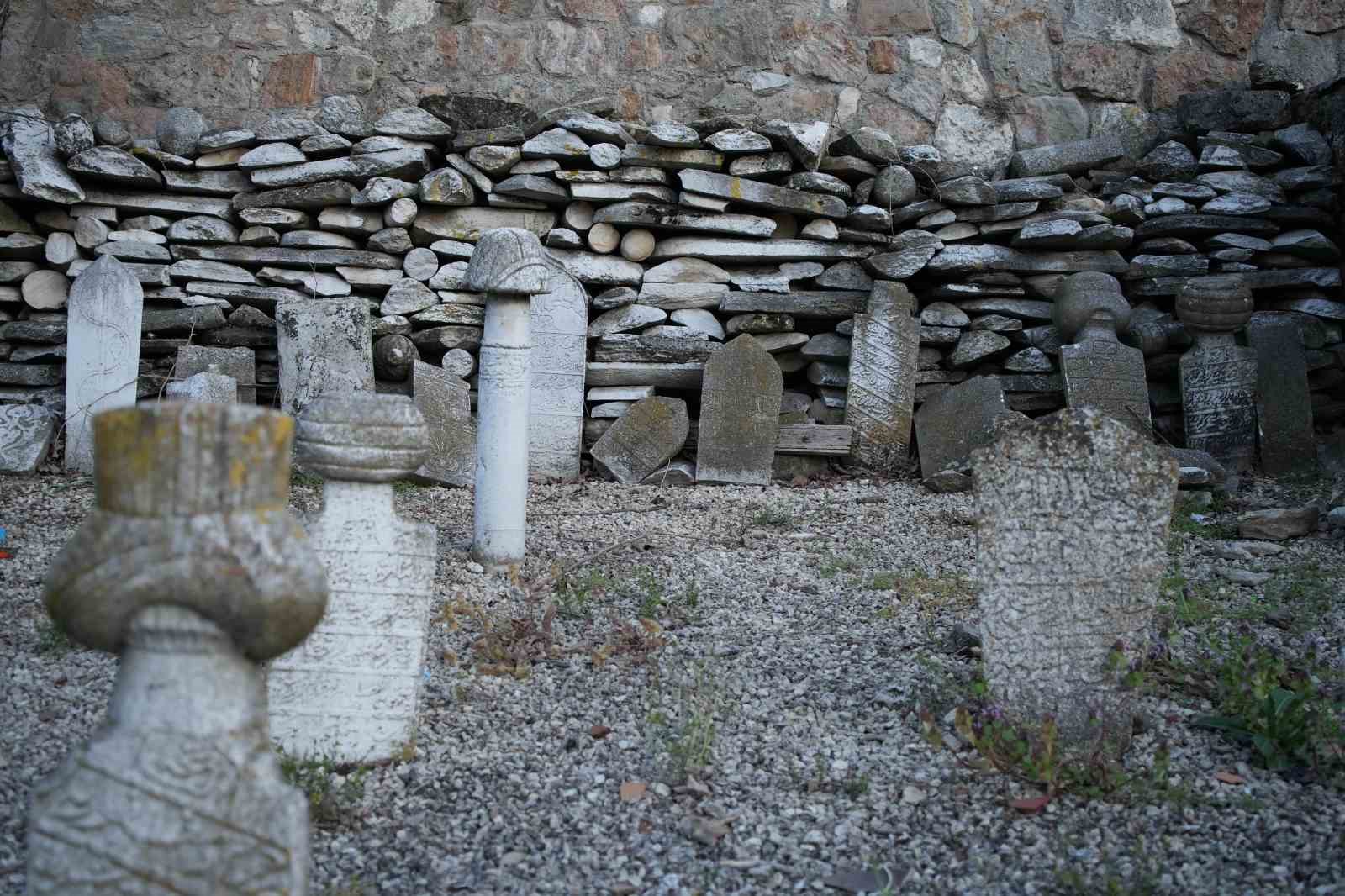 Edirne’de ecdadın kemikleri sızladı: Osmanlı mezarları yok oluyor