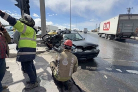 Arnavutköy’de ilginç kaza: Kendisine yeşil yandığını düşünen sürücü yola atladı, 2 yaralı
