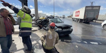 Arnavutköy’de ilginç kaza: Kendisine yeşil yandığını düşünen sürücü yola atladı, 2 yaralı