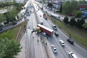 D-100’de kontrolden çıkan tır karşı şeride geçti, ortalık savaş alanına döndü