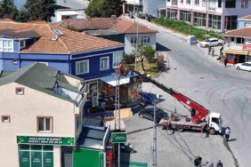 İş yerini "kirletiyor" gerekçesiyle leylek yuvasını kaldırtan esnafa tutanak tutuldu