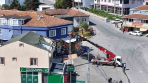 İş yerini "kirletiyor" gerekçesiyle leylek yuvasını kaldırtan esnafa tutanak tutuldu