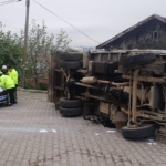 Freni boşalan kamyonet devrildi: 1 yaralı