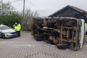 Freni boşalan kamyonet devrildi: 1 yaralı