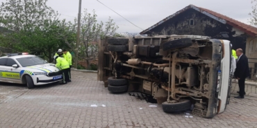 Freni boşalan kamyonet devrildi: 1 yaralı