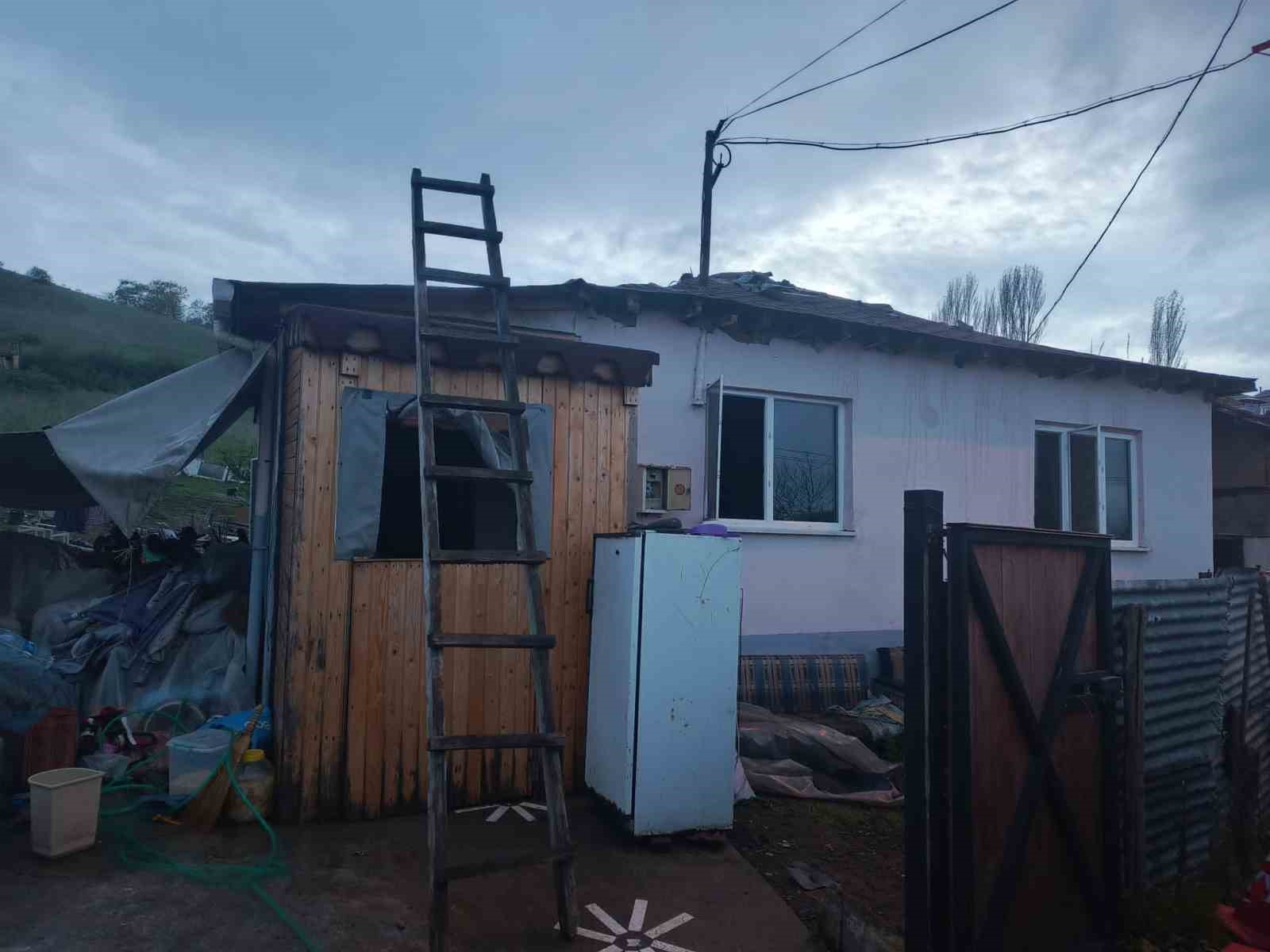 Gönen’de müstakil ev yangında kül oldu