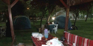 İstanbul’da deprem sonrası 2. gecede de vatandaşlar çadırda kalmaya devam ediyor