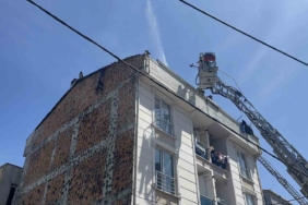 Esenyurt’ta 4 katlı binanın çatısı alev alev yandı