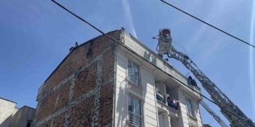 Esenyurt’ta 4 katlı binanın çatısı alev alev yandı