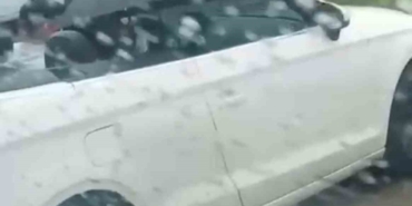 Milyonluk arabada ıslanmamak için şemsiye açtı