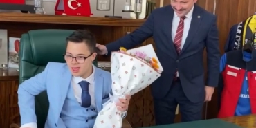 Biga Kaymakamı Kayabaşı, koltuğunu Down sendromlu Muharrem’e bıraktı