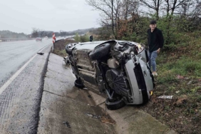 Bursa’da kontrolden çıkan otomobil kanala devrildi: 2 yaralı