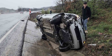 Bursa’da kontrolden çıkan otomobil kanala devrildi: 2 yaralı