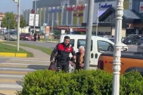 Yürümekte zorlanan yaşlı kadına yunus polisinden yardım eli