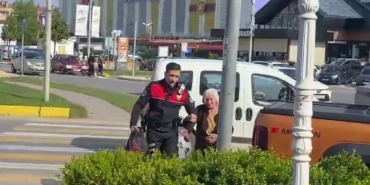 Yürümekte zorlanan yaşlı kadına yunus polisinden yardım eli