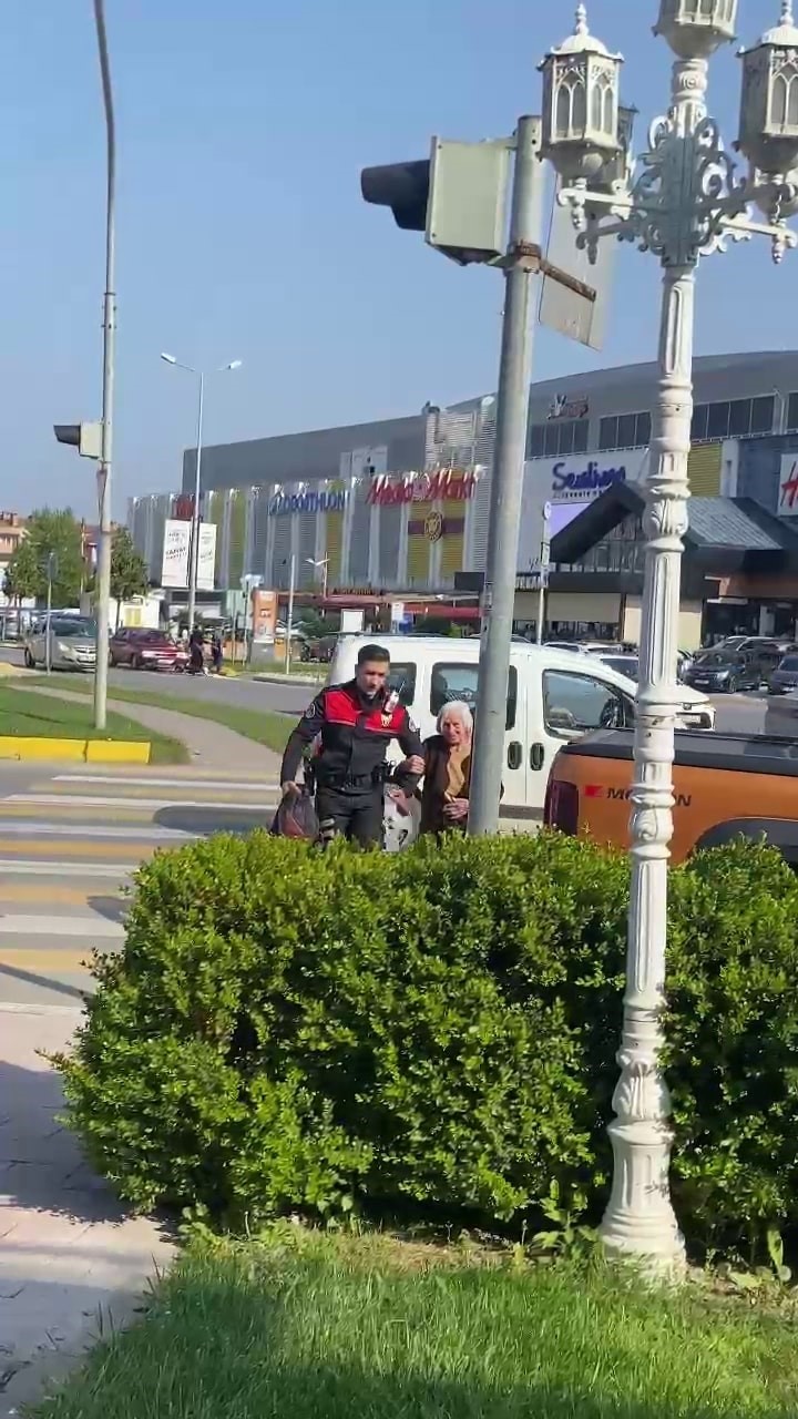 Yürümekte zorlanan yaşlı kadına yunus polisinden yardım eli