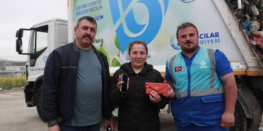 İçinde telefon ve para olan çantasını yanlışlıkla çöpe attı