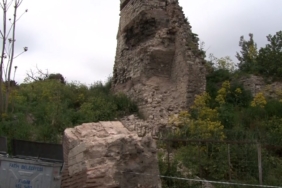 Fatih’te deprem esnasında sur duvarından dev parça düştü: Faciadan dönüldü