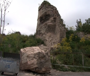 Fatih’te deprem esnasında sur duvarından dev parça düştü: Faciadan dönüldü