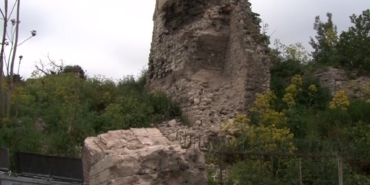 Fatih’te deprem esnasında sur duvarından dev parça düştü: Faciadan dönüldü