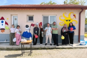 İlkokulların duvarlarını renklendirip öğrencilerle oyunlar oynadılar